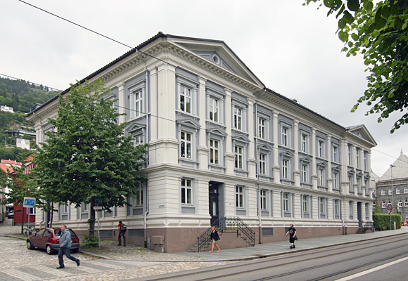 SHKD Statens høgskole for kunsthåndverk og design i Bergen, . Fotograf: snl.no