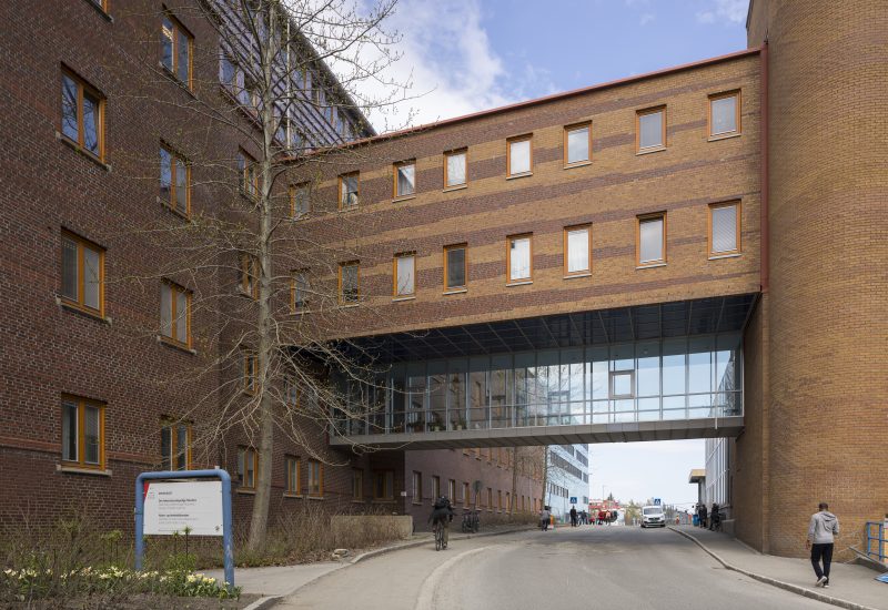 <em>(gangbro mellom MH-bygget og UNN)</em>, Dag Skedsmo. Photographer: Kjell Ove Storvik