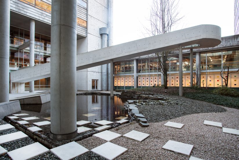 <em>(komposisjon med 6 farger) og SEIGEN-tei</em>, Arne H. Malmedal, Shunmyo Masuno. Photographer: Thor Brødreskift