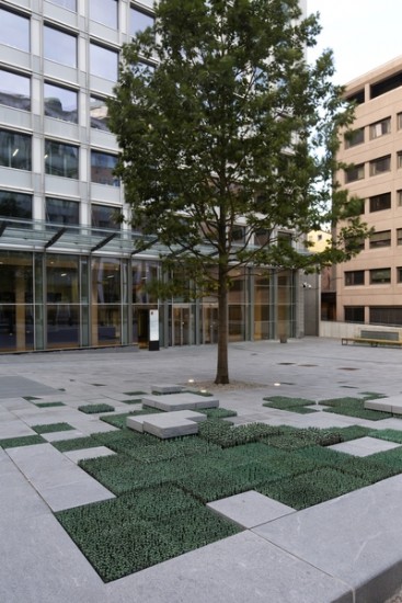 Grass Roots Square, av Do Ho Suh. Fotograf: Trond Isaksen