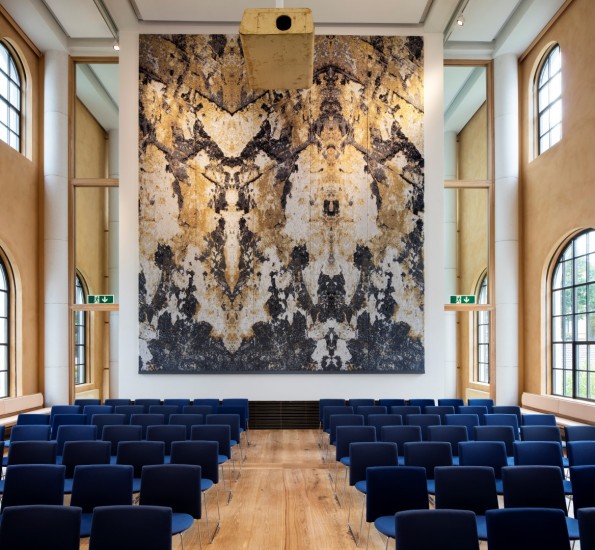 Ornament – kalkspat på mylonittisk gneis–60°23’45.96”N, 5°18’31.96”Ø, Kari Dyrdal. Fotograf: Trond A. Isaksen