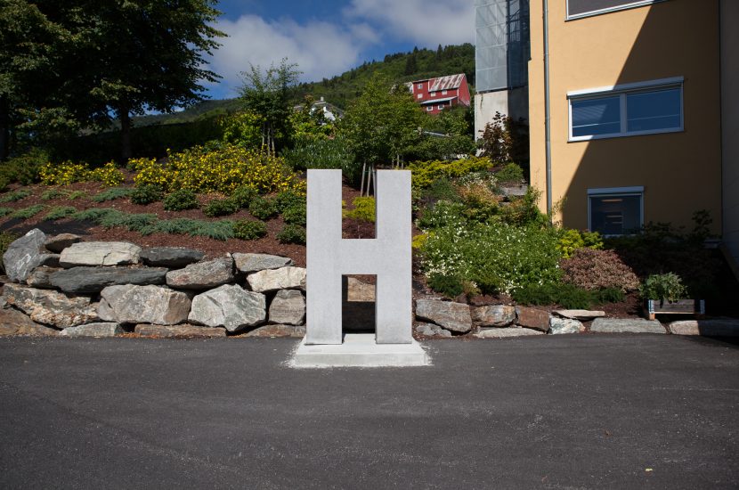 H (As In: How Dare You Concern Yourself With Art When the World Is Collapsing Around You and There Are Obviously a Million Better, More Important Things To Do), Lina Viste Grønli. Fotograf: Ingvild Brekke Myklebust