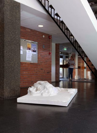 The Living are Governed by the Dead (Draperi), Marius Engh. Fotograf: Hilde Honerud