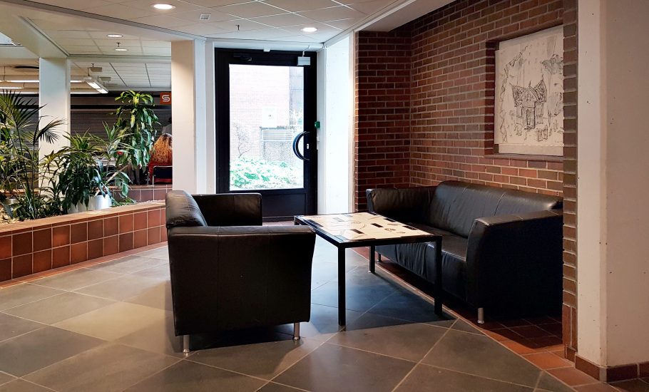 <em>(bordplate med fliser i sort/hvitt) og (uten tittel)</em>, Yngvild Fagerheim. Photographer: KORO