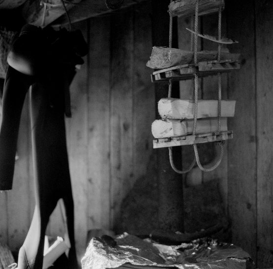 The ideal state (Drying wood and wetsuits), Una Hunderi. Fotograf: Una Hunderi