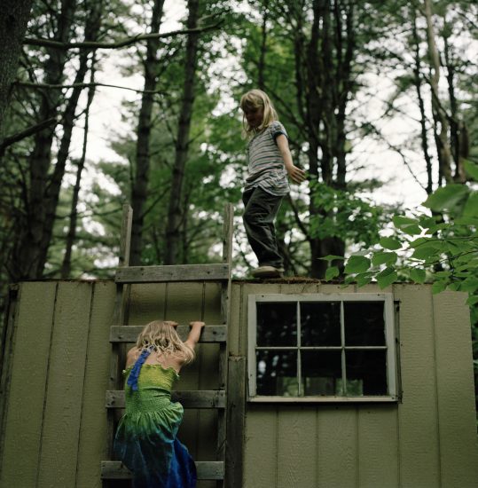 The ideal state (Playing orphans surviving in the woods), Una Hunderi. Fotograf: Una Hunderi