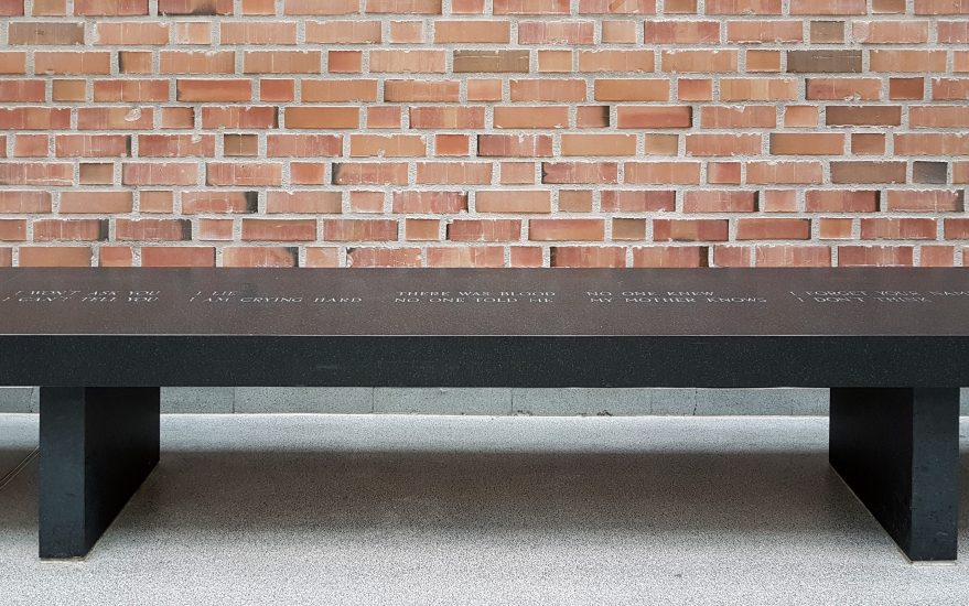 <em>(tekst fra "Arno" på innendørs benker)</em>, Jenny Holzer. Photographer: Cathrine Wang / KORO