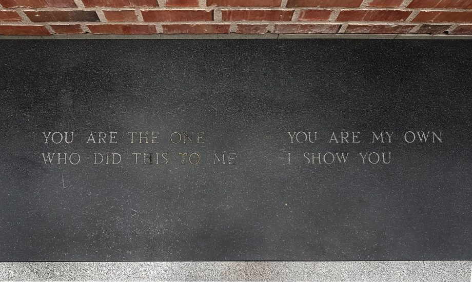 <em>(tekst fra "Arno" på innendørs benker)</em>, Jenny Holzer. Photographer: Cathrine Wang / KORO