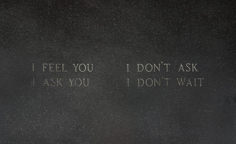 <em>(tekst fra "Arno" på innendørs benker)</em>, Jenny Holzer. Photographer: Cathrine Wang / KORO