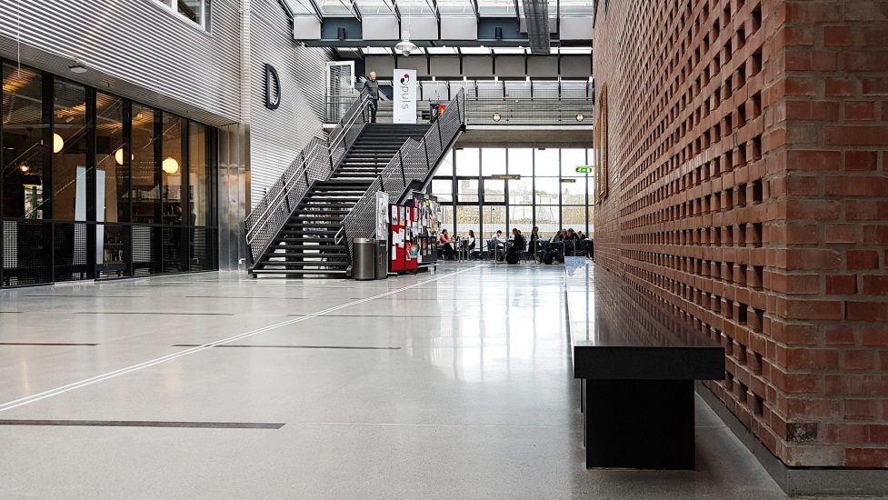 <em>(tekst fra "Arno" på innendørs benker)</em>, Jenny Holzer. Photographer: Cathrine Wang / KORO