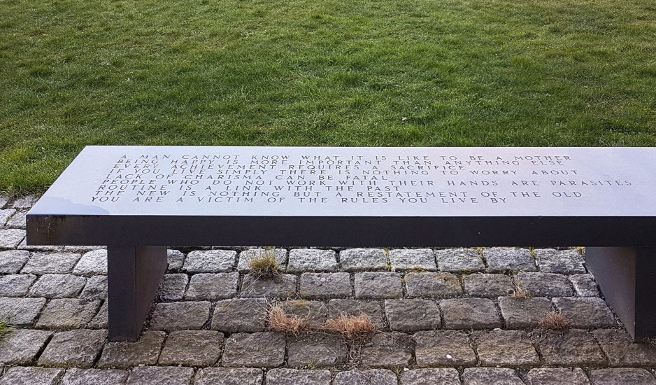 <em>(tekster på utendørs benker)</em>, Jenny Holzer. Photographer: Cathrine Wang / KORO