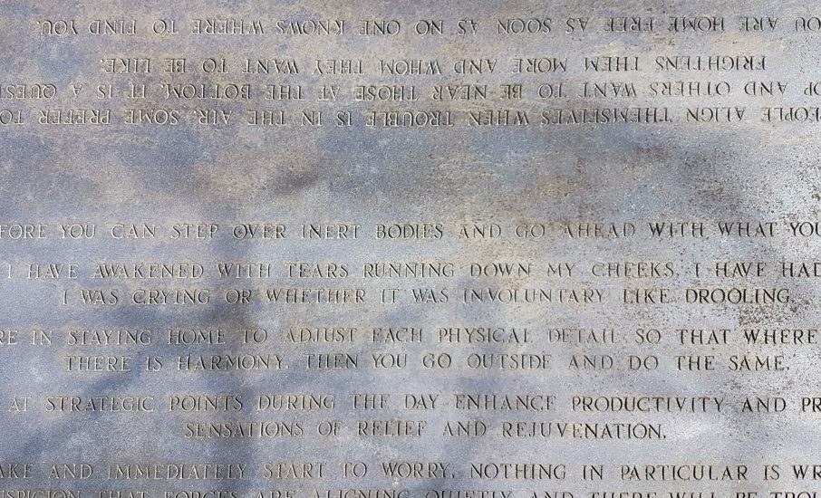 <em>(tekst fra "Living" på bord)</em>, Jenny Holzer. Photographer: Cathrine Wang / KORO