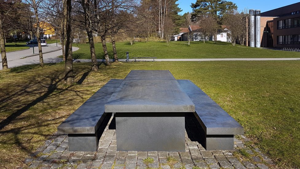 <em>(tekst fra "Living" på bord)</em>, Jenny Holzer. Photographer: Cathrine Wang / KORO