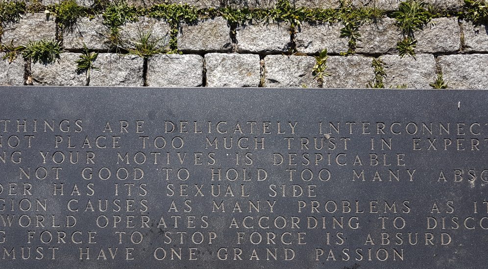 <em>(tekster på utendørs benker)</em>, Jenny Holzer. Photographer: Cathrine Wang / KORO