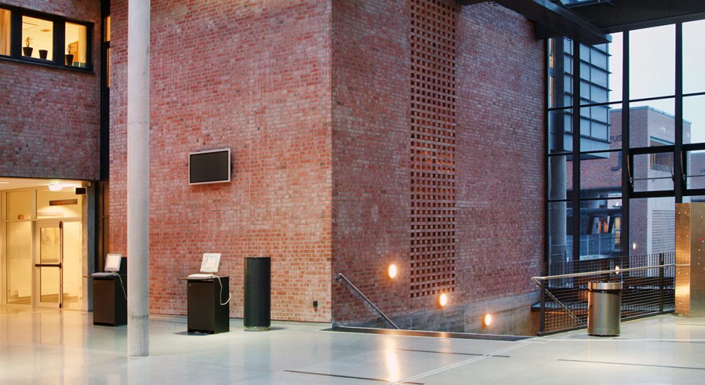 <em>(tekst fra "Survival" vises på en LED-skjerm)</em>, Jenny Holzer. Photographer: Dannevig Foto