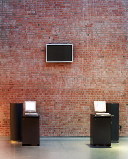 <em>(tekst fra "Survival" vises på en LED-skjerm)</em>, Jenny Holzer. Photographer: Dannevig Foto