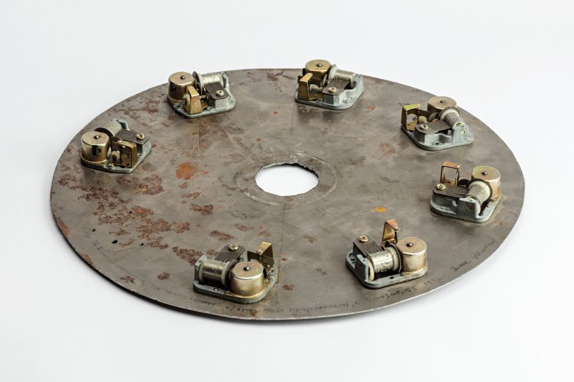 <em>Snorre Ytterstad</em>, metallskive med påmonterte spilledåser, 1992-93. Photographer: Vegard Kleven