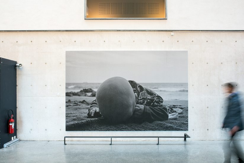 <em>Uten tittel (Hode på stranden)</em>, Tom Sandberg. Photographer: Thor Brødreskift