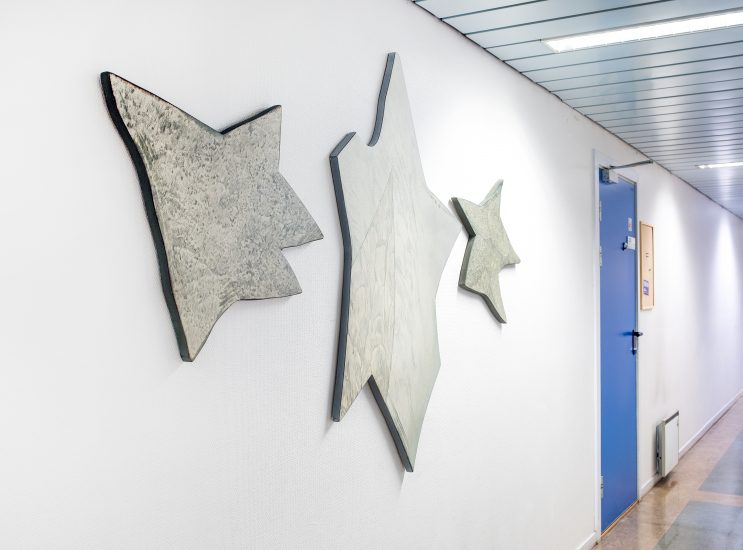 <em>Vinge/stjerner (Fjær og stein)</em>, Solveig Lohne. Photographer: Thor Brødreskift