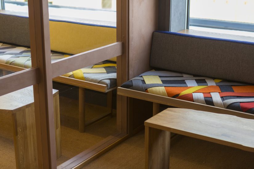 Mange av rommets elementer speiler seg - eller gir en opplevelse av å kunne se igjennom. En del av rommets utforming kom som en direkte konsekvens av en samtale med en ansatt i UNE, som selv hadde vært på flukt, . Fotograf: Alex Asensi