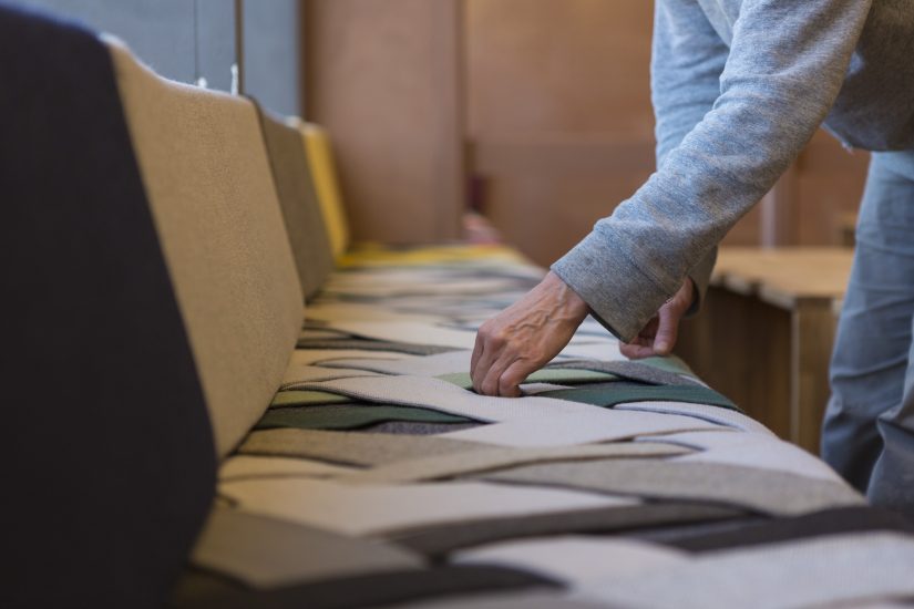 Gjennom kontakter i Gudbrandsdalens Uldvarefabrik fikk de overskuddsmaterialer fra produksjonen vederlagsfritt, og brukte det i venterommet, . Fotograf: Alex Asensi