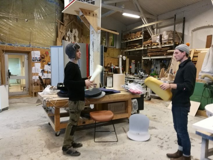 Med bakgrunn innen design og møbelformgiving, var Henning Linaker og Mads Pålsrud essensielle for prosjektet. - Jeg ville bli med på Elins prosjekt fordi det føltes viktig: jeg kunne bli med på å endre noe for mennesker i en svært vanskelig situasjon, sier Pålsrud, . Fotograf: Elin T. Sørensen