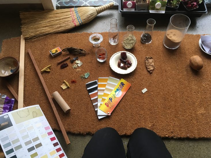Å finne frem til de ulike fargene og materialene, var en møysommelig prosess - som til slutt ble forløst på kjøkkenet, . Fotograf: Elin T. Sørensen