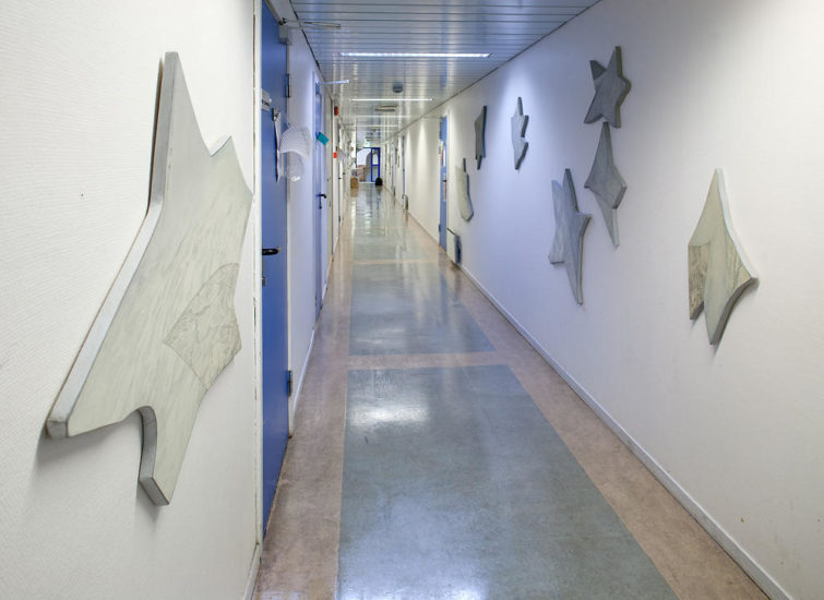 <em>Vinge/stjerner (Fjær og stein)</em>, Solveig Lohne. Photographer: Alf E. Andresen