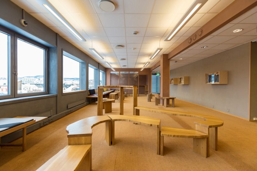 <em>Noen sitter her i 8 timer. Flere av de som innkalles til nemndsmøte kommer fra asylmottak rundt i landet – noen reiser med nattbuss, andre med fly. De har gjerne reist langt, forteller Elin T. Sørensen</em>. Photographer: Alex Asensi