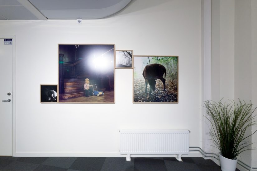 <em>The ideal state (Playing in the hallway of Schloss Tonndorf)</em>, Una Hunderi. Photographer: Werner Zellien