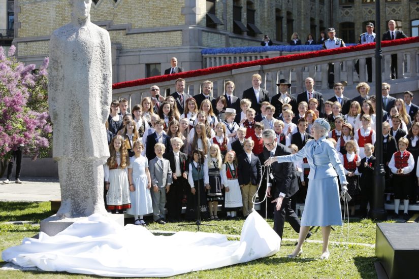 <em>Christian Frederik monumentet på Eidsvolls plass</em>, Kristian Blystad. Photographer: Terje Heiestad/Millimeterpress