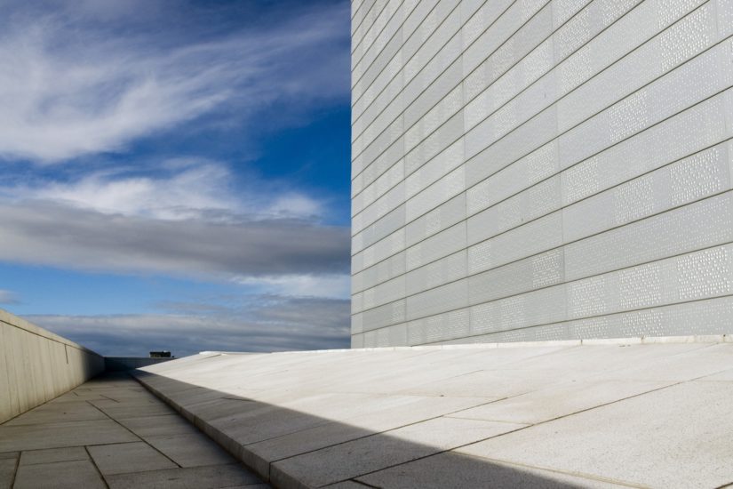 <em>Fasaden og scenetårnene</em>, Astrid Løvaas, Kirsten Marie Wagle. Photographer: Jens Sølvberg