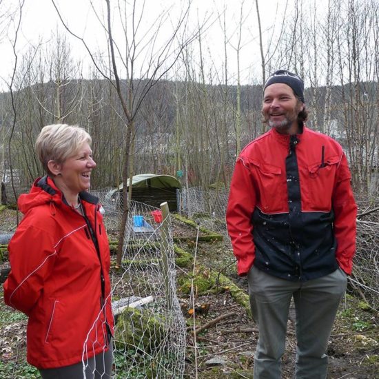 <em>Vågestykke #0 Grisane kjem</em>, Prorektor Bjørg Kristin Selvik og bonde Jon Gjerde gleder seg over grisenes ankomst. Photographer: KORO
