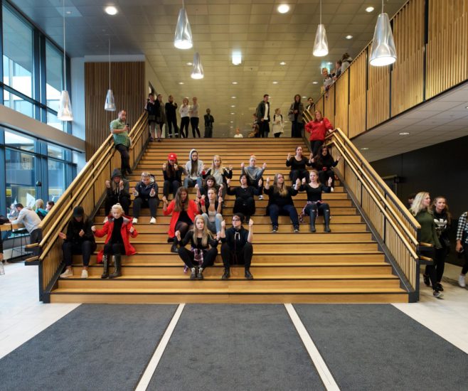 <em>Vågestykke #1 Luftballett</em>, Kari Thorkildsen og hennes studenter fremførar Flashmob. Photographer: Pål Hoff