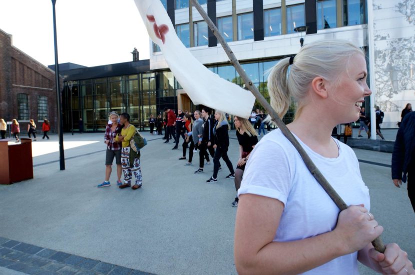 <em>Vågestykke #1 Luftballett</em>, Kari Thorkildsen og hennes studenter fremførar Flashmob. Photographer: Pål Hoff