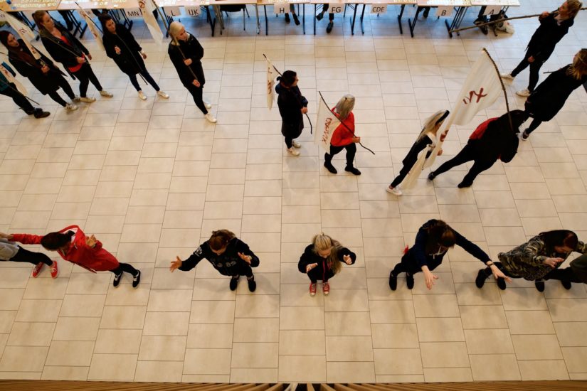 <em>Vågestykke #1 Luftballett</em>, Kari Thorkildsen og hennes studenter fremførar Flashmob. Photographer: Pål Hoff