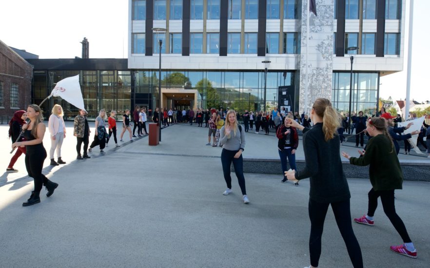 <em>Vågestykke #1 Luftballett</em>, Kari Thorkildsen og hennes studenter fremførar Flashmob. Photographer: Pål Hoff