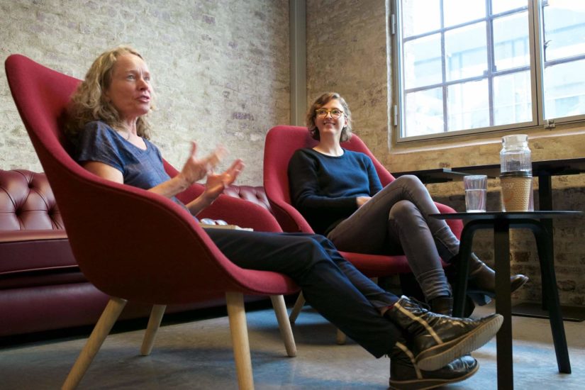 Vågestykke #3 Nedbør og #8 Opplett, Samtale om nedbør. Sissel Lillebostad og Inger Wold Lund.. Fotograf: Pål Hoff
