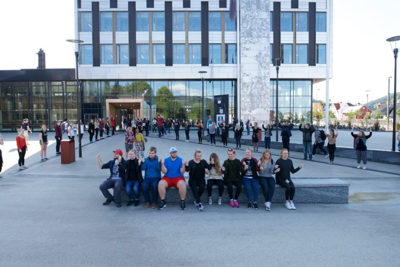Vågestykke #1 Luftballett, Kari Thorkildsen og hennes studenter fremførar Flashmob. Fotograf: Pål Hoff