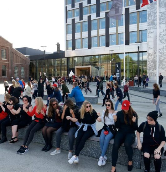 <em>Vågestykke #1 Luftballett</em>, Kari Thorkildsen og hennes studenter fremførar Flashmob. Photographer: Pål Hoff