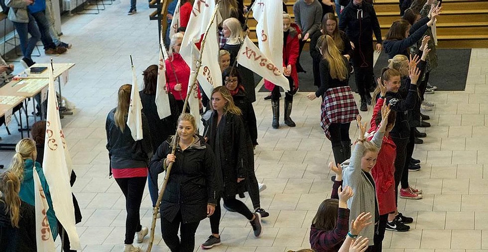Vågestykke #1 Luftballett, Kari Thorkildsen og hennes studenter fremførar Flashmob. Fotograf: Pål Hoff