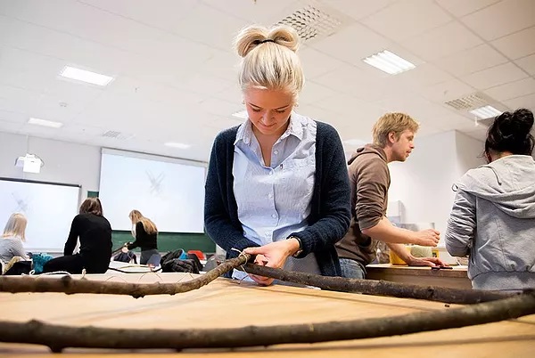 <em>Vågestykke #1 Luftballett</em>, Studentar, Helen Johannessen og Anne Myklebust Lynngård i arbeid med scenografien til Luftballettcampen. Photographer: Pål Hoff