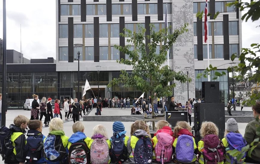 <em>Vågestykke #1 Luftballett</em>, Kari Thorkildsen og hennes studenter fremførar Flashmob. Photographer: Pål Hoff