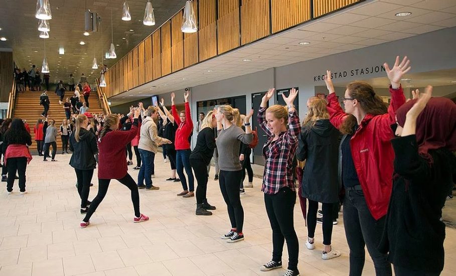 Vågestykke #1 Luftballett, Kari Thorkildsen og hennes studenter fremførar Flashmob. Fotograf: Pål Hoff