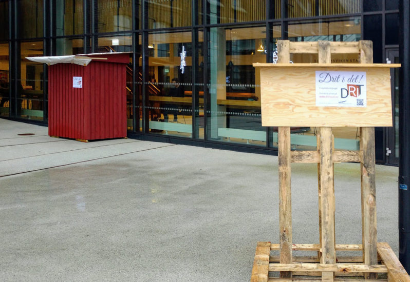 <em>Drit i det (dassen)</em>, Jostein Stalheim, Jon Hoem. Photographer: Pål Hoff