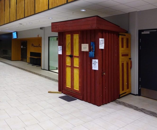 <em>Drit i det (dassen)</em>, Jostein Stalheim, Jon Hoem. Photographer: Pål Hoff