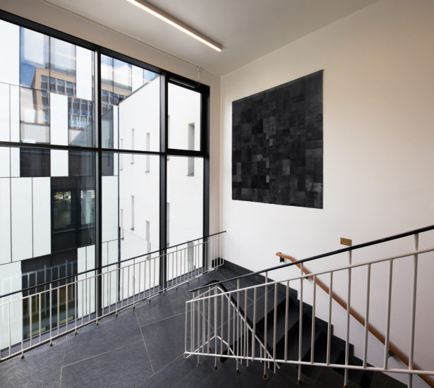 Kors, 1996, Anne Sæland (f. 1944), NHHs kunstsamling. Fotograf: Pål Hoff