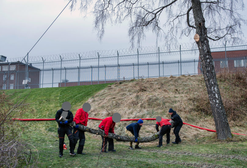 Workshop, Vuogas har sammen med innsatte og ansatte i fengslet, og Rud videregående skole bygget verket Flukthus / Báhtarangoahti. Vougas lea ovttasbargan giddagasain ja virggesain giddagasas, ja Rud joatkkaskuvlla olggobealde oahppiin ráhkadan dáiddadaga Báhtarangoahti / Flukthus. Fotograf: Thomas Tveter