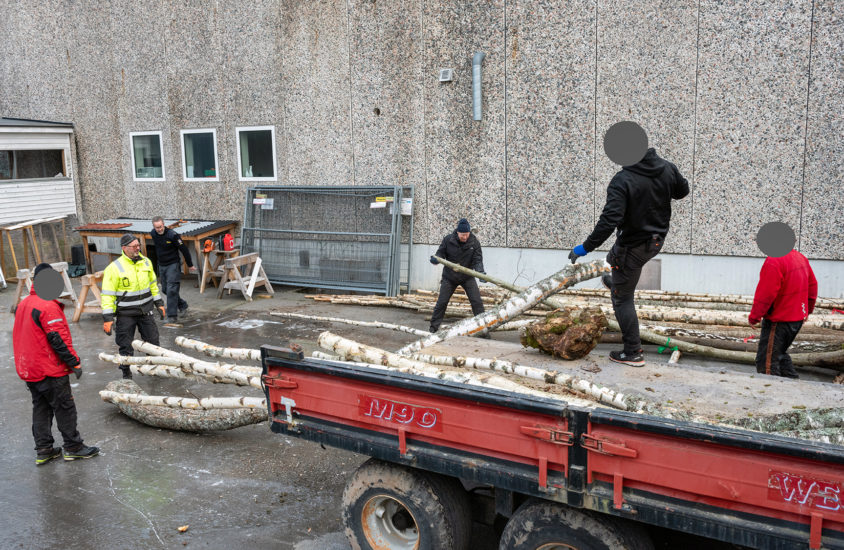 Workshop, Vuogas har sammen med innsatte og ansatte i fengslet, og Rud videregående skole bygget verket Flukthus / Báhtarangoahti. Vougas lea ovttasbargan giddagasain ja virggesain giddagasas, ja Rud joatkkaskuvlla olggobealde oahppiin ráhkadan dáiddadaga Báhtarangoahti / Flukthus. Fotograf: Thomas Tveter