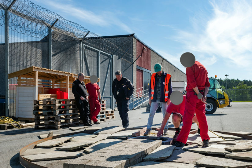 Workshop, Vuogas har sammen med innsatte og ansatte i fengslet, og Rud videregående skole bygget verket Flukthus / Báhtarangoahti. Vougas lea ovttasbargan giddagasain ja virggesain giddagasas, ja Rud joatkkaskuvlla olggobealde oahppiin ráhkadan dáiddadaga Báhtarangoahti / Flukthus. Fotograf: Thomas Tveter